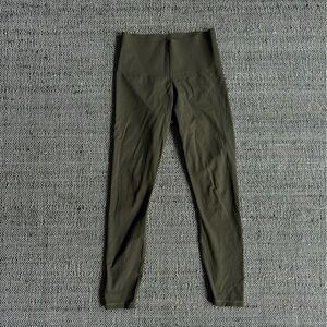 Everlane Leggings
Size: S
Condition: Good